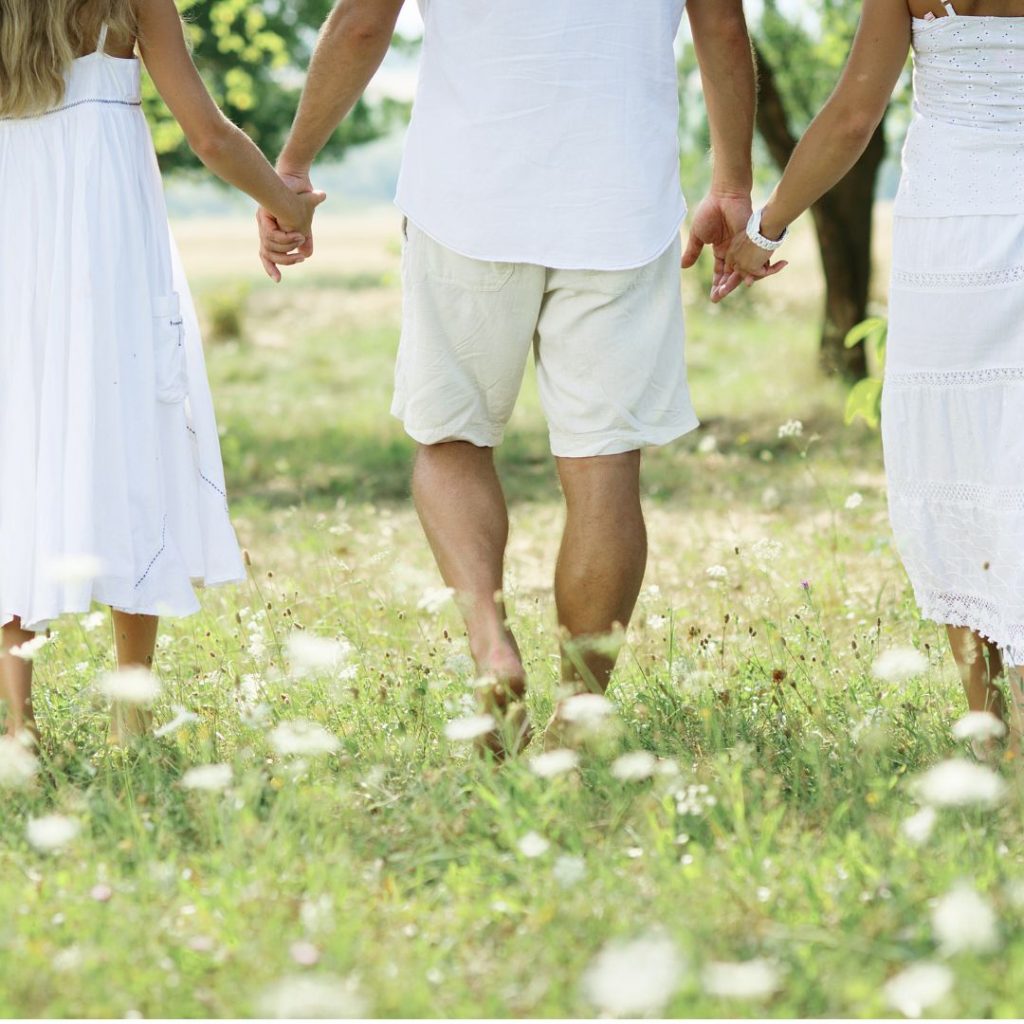 Naturkinder familie hand in hand